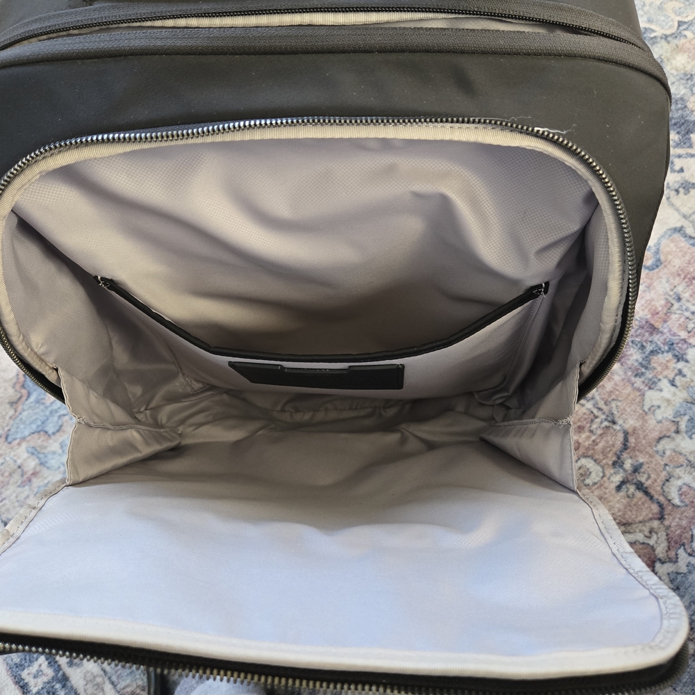 Tumi Sleek Black Laptop Bag - Picture 6 of 11